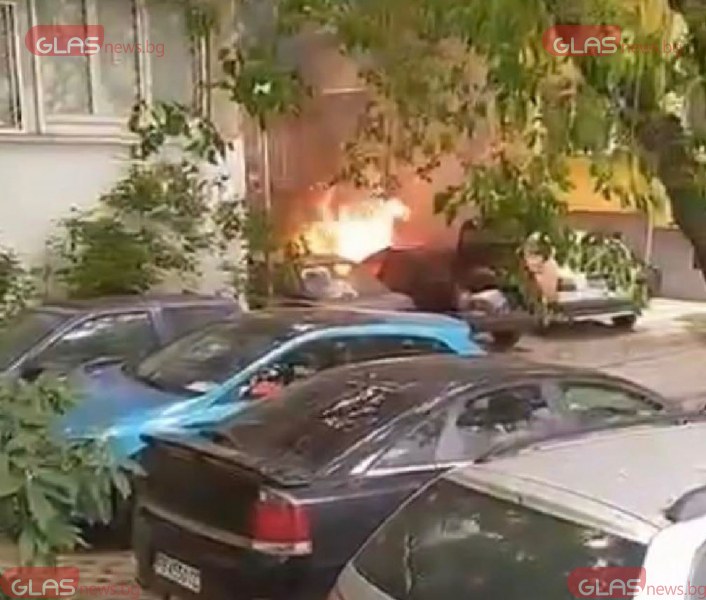 Кола избухна в пламъци в центъра на Пловдив ВИДЕО