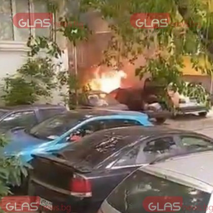 Кола избухна в пламъци в центъра на Пловдив ВИДЕО