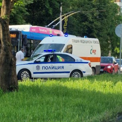 Кола отнесе пешеходка, в болница е