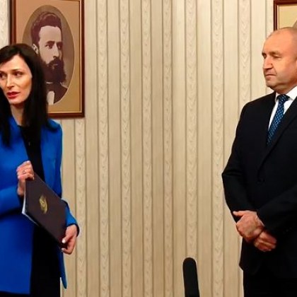 Мария Габриел върна празна папка на президента Радев ВИДЕО