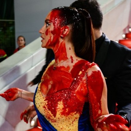 Блогърката от Украйна Илона Чернобай направи представление на червения килим