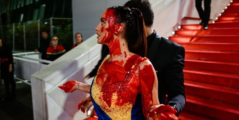 Блогърката от Украйна Илона Чернобай направи представление на червения килим