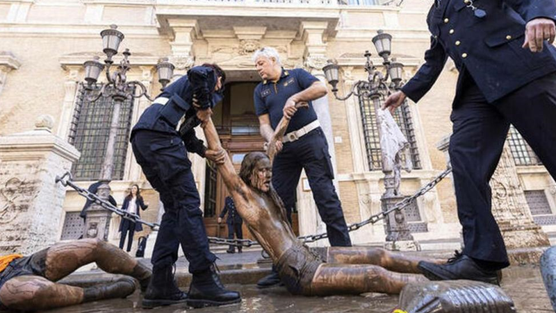 Голи до кръста жени се заляха с кал пред сградата на италианския сенат ВИДЕО