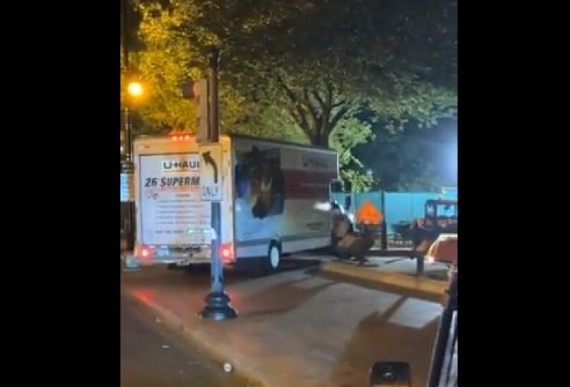 Камион се вряза в бариерите за сигурност до Белия дом ВИДЕО