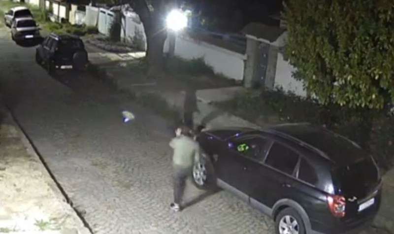 Мъже посегнаха на бебешка вещ, заснеха ги на ВИДЕО