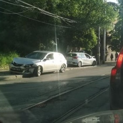 Лек автомобил и патрулка се блъснаха СНИМКИ