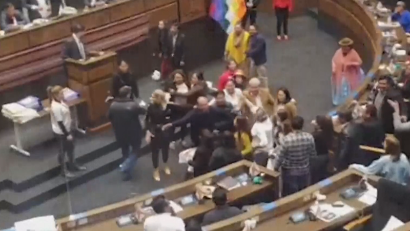 Боливийски депутати се сбиха в парламента ВИДЕО