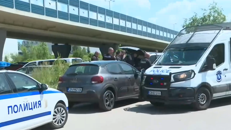 Преследване и гонка с полицията в района на летище София.Джип