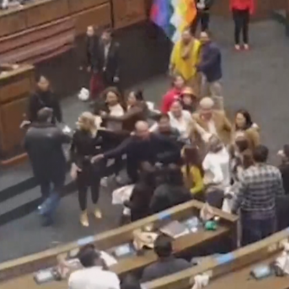 Съперничещи си боливийски депутати се сбиха в парламента като по