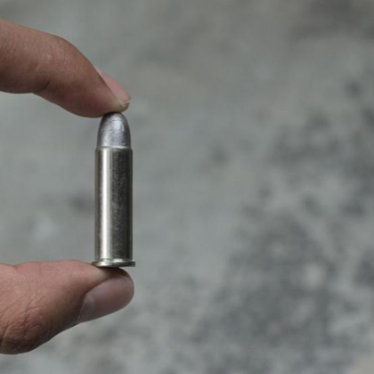 2 годишно дете е било улучено от заблуден куршум докато си