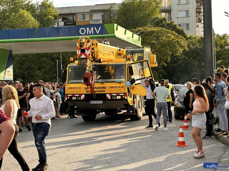 С кран, трактор и каруца пристигнаха пловдивски абитуриенти СНИМКИ