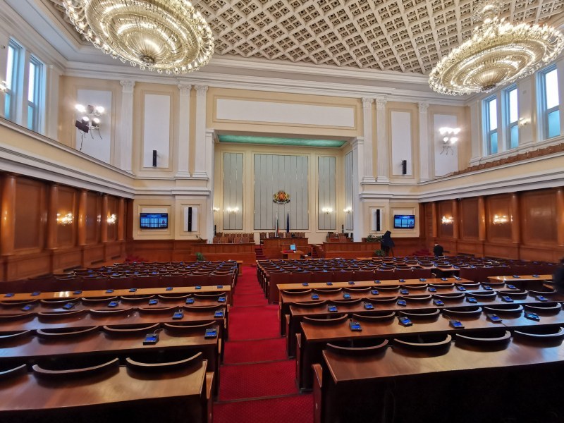 Депутатите от ГЕРБ-СДС напуснаха пленарната зала