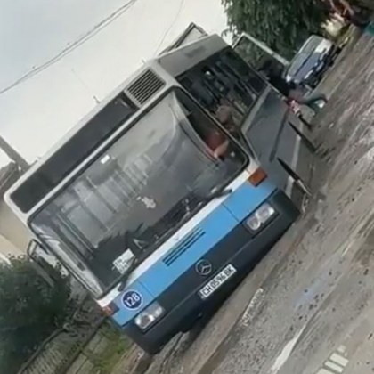 Нелепа случка се разиграла днес в Сливен Автобус е заседнал
