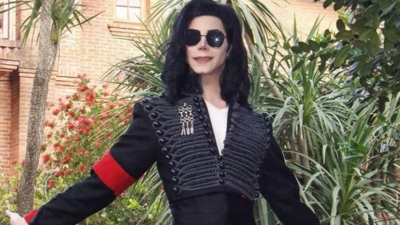 Мъж похарчи повече от 42 хиляди долара, за да прилича на Майкъл Джексън СНИМКИ