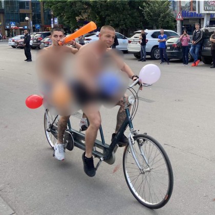 Полуголи момчета на колело се появиха на баловете в Пловдив  СНИМКИ
