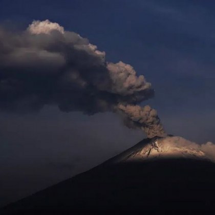Пепел и дим изригват от мексиканския вулкан Попокатепетъл Това е