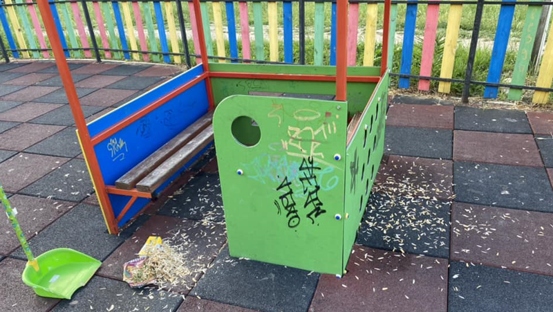 Мизерия на детска площадка ядоса варненци СНИМКИ