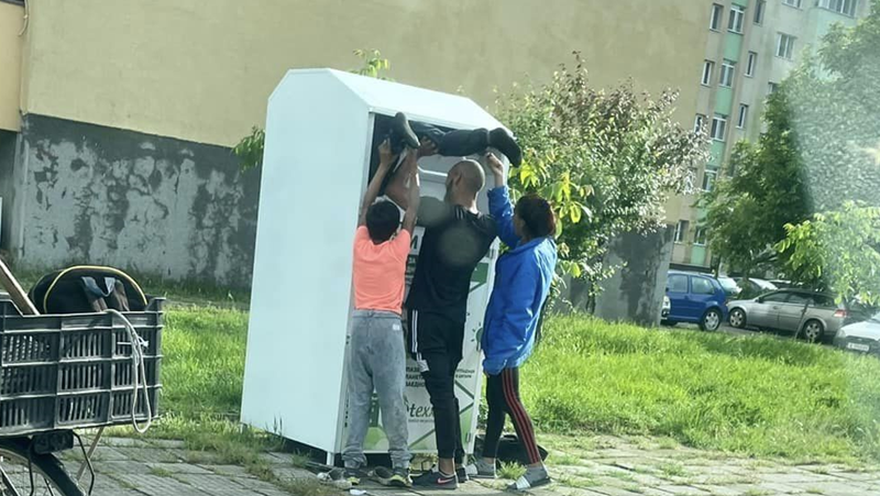 Пъхнаха дете в контейнер за дрехи в Димитровград СНИМКИ