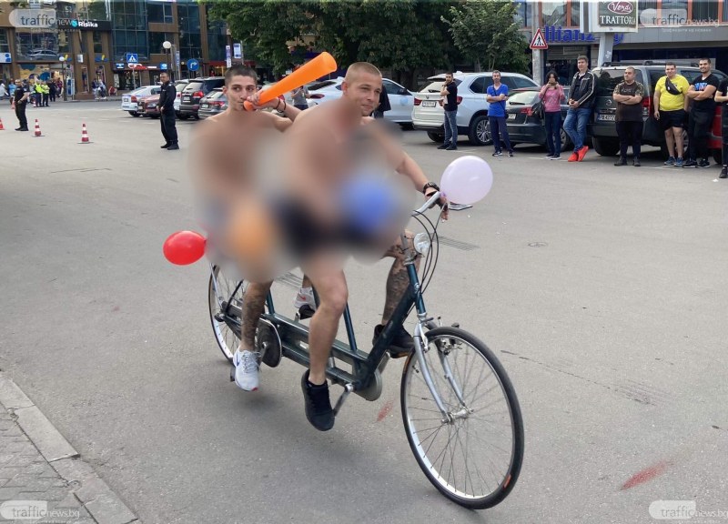 Полуголи момчета на колело се появиха на баловете в Пловдив  СНИМКИ