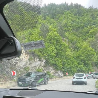 Пътен инцидент затруднява движението по пътя Асеновград Смолян Произшествието е