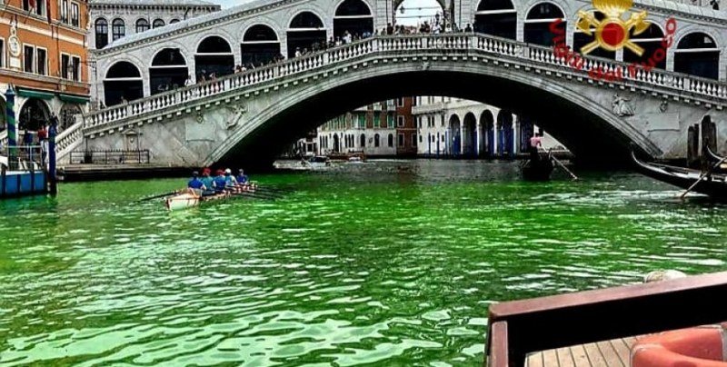 Невиждано! Водата в Канале Гранде във Венеция позеленя СНИМКИ
