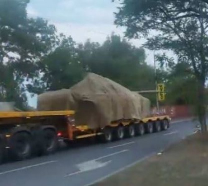 Забелязаха колони с бойна техника в наш град