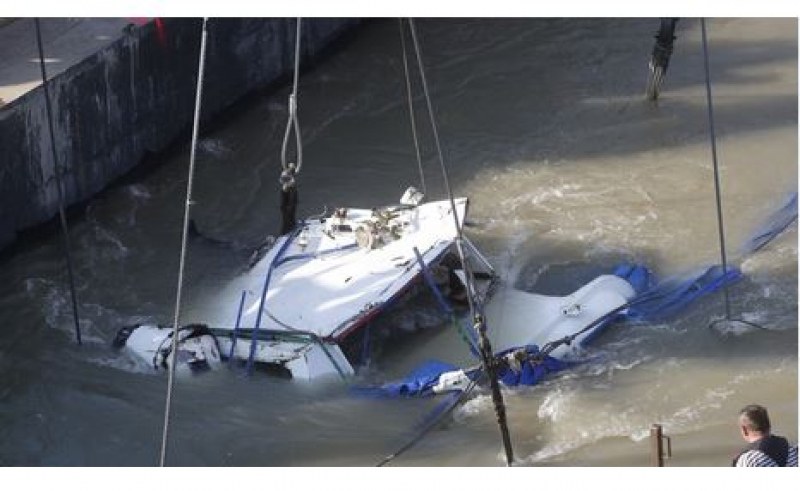 Лодка с туристи потъна при буря в Италия, има загинали