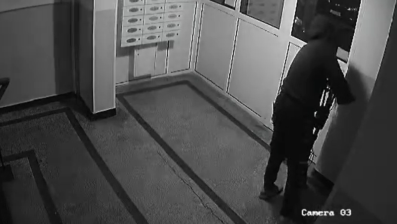 Мъж се промъкна във вход на блок и задигна ел. тротинетка ВИДЕО