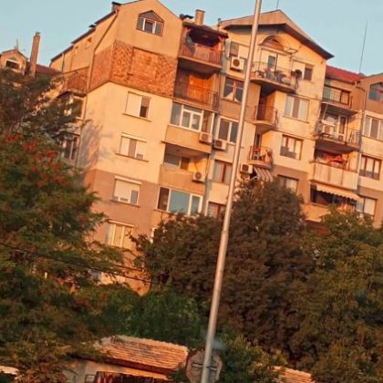 Напълно зазидано жилище в блок във Варна буди любопитството на