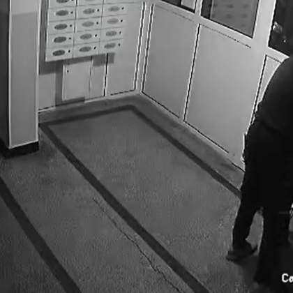 Мъж се промъкна във вход на блок и задигна ел. тротинетка ВИДЕО