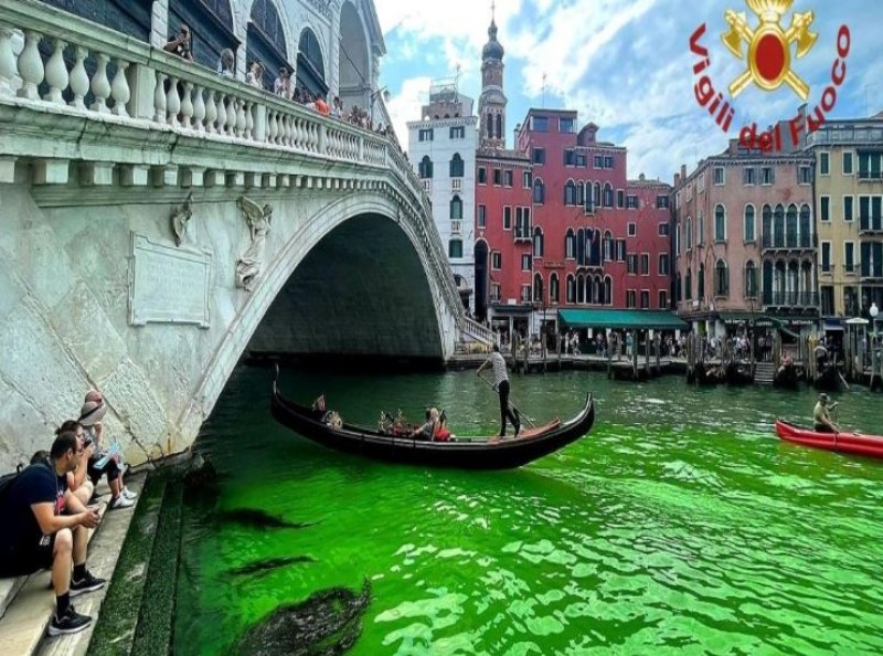 Блестящата зелена течност в прочутия Канале Гранде във Венеция, появила