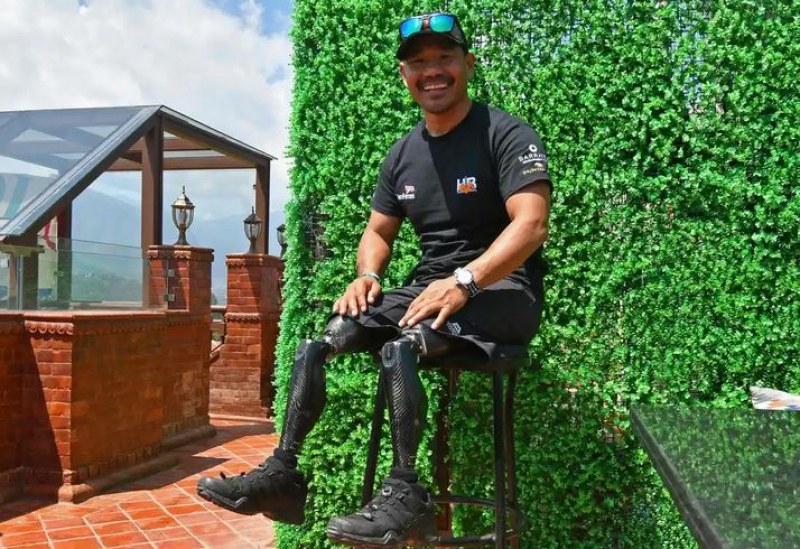 От опити за самоубийство до Еверест: Ветеран, останал без крака, стори немислимото СНИМКИ