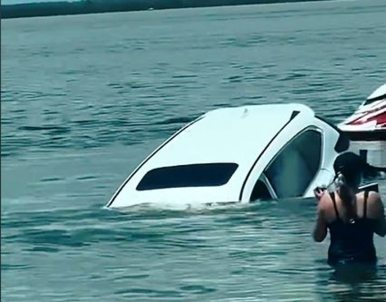 Жена потопи джипа си в езеро, докато кара назад  ВИДЕО