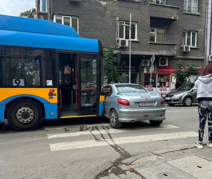Пореден пътен инцидент е станал днес в София.Автобус от градския