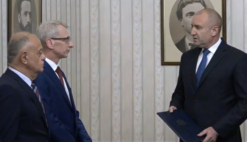 Денков и ГЕРБ обсъждат да изпадне ли Асен Василев от правителството