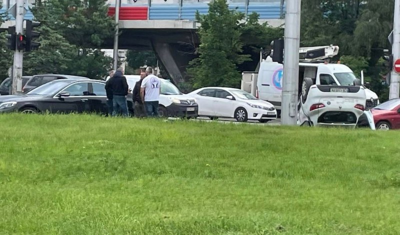 Инцидент! Кола се обърна по таван в София СНИМКИ
