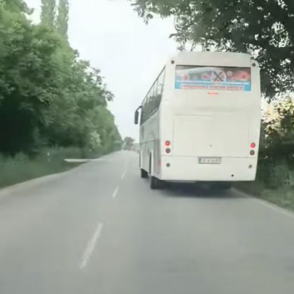 Автобус е забелязан да се движи с изкривена ос по