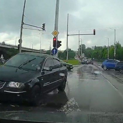 Нелепо поведение на пътя изненада шофьори в днешния дъждовен ден