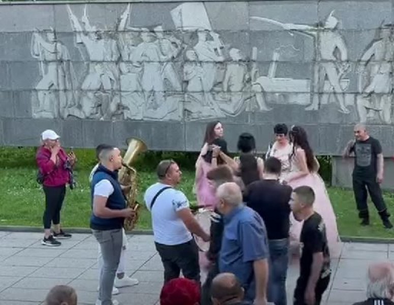 Гавра! Абитуриенти от Враца играха кючек до паметник на Христо Ботев