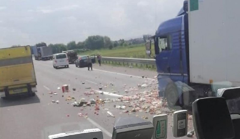 Кола и камион се блъснаха в София СНИМКИ