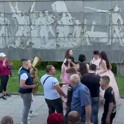 Гавра! Абитуриенти от Враца играха кючек до паметник на Христо Ботев
