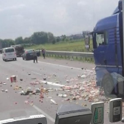 Камион и лек автомобил катастрофираха в София Сблъсъкът е станал