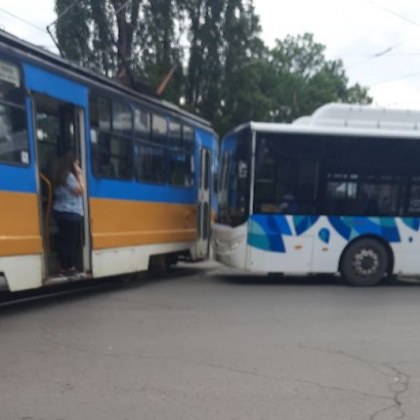 Трамвай и автобус от градския транспорт в София се блъснаха