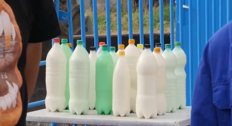 В знак на протест: Фермери изливат прясно мляко на пътя