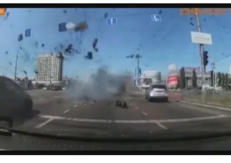 ВИДЕО показва как отломки от ракета падат върху оживен път в Киев