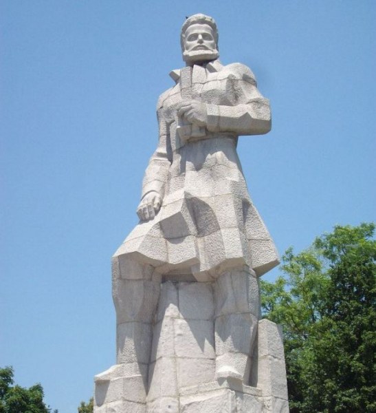 На 2 юни отдаваме почит на големия поет-революционер Христо Ботев.Денят