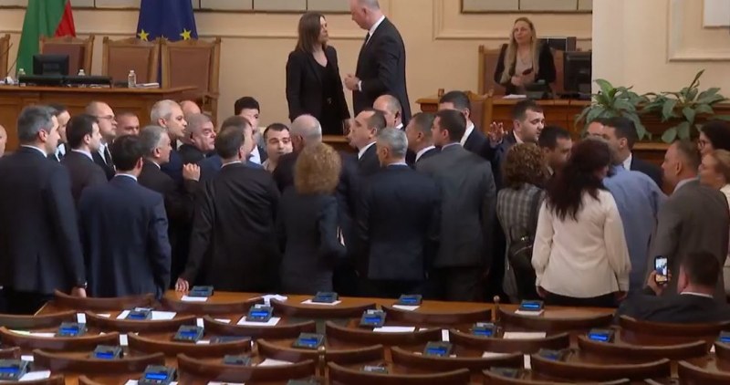 Физически сблъсък между депутати в Народното събрание след декларация на  Възраждане.Депутатите