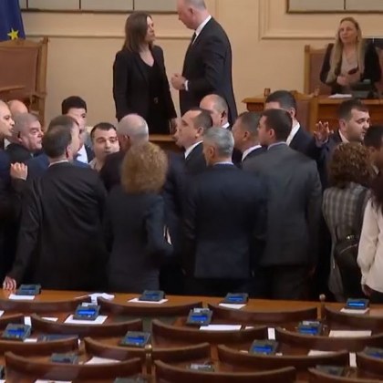 Физически сблъсък между депутати в Народното събрание след декларация на   Възраждане Депутатите