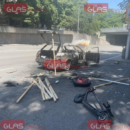 Лек автомобил изгоря до основи на ул Гладстон непосредствено преди