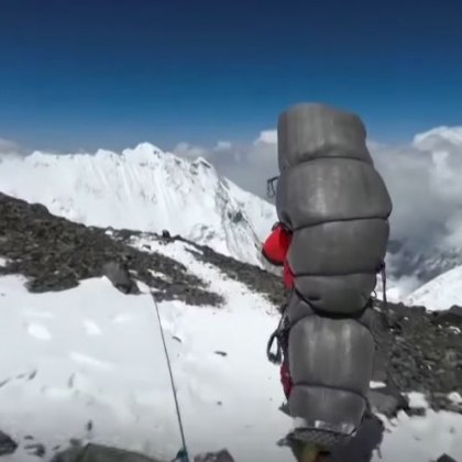 Алпинист на връх Еверест е спасен след като е намерен